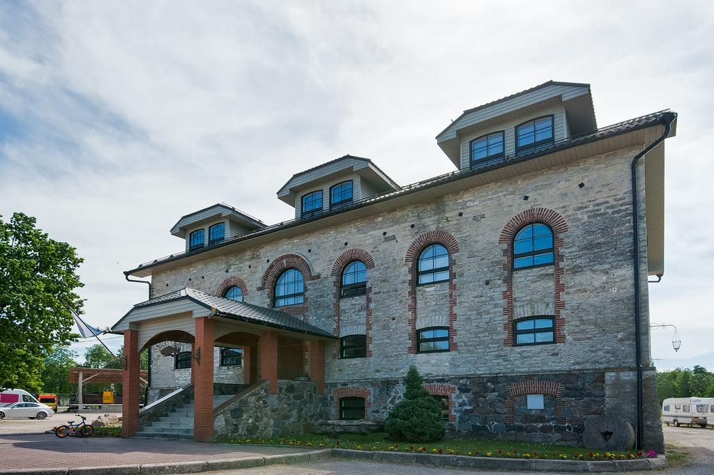 Veskisilla Hotel Turi Екстер'єр фото